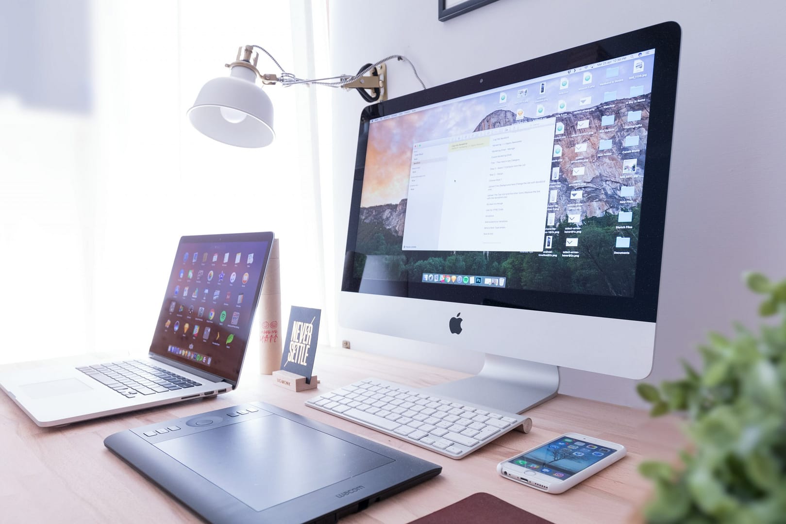 Bild zeigt einen Arbeitsplatz im Webdesign